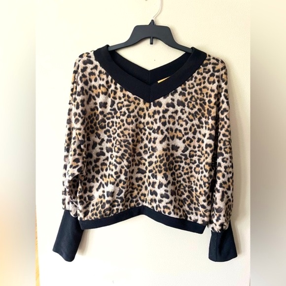 Emmer & Oat Women’s Medium Leopard Print Cropped Top V-Neck - Picture 1 of 6
